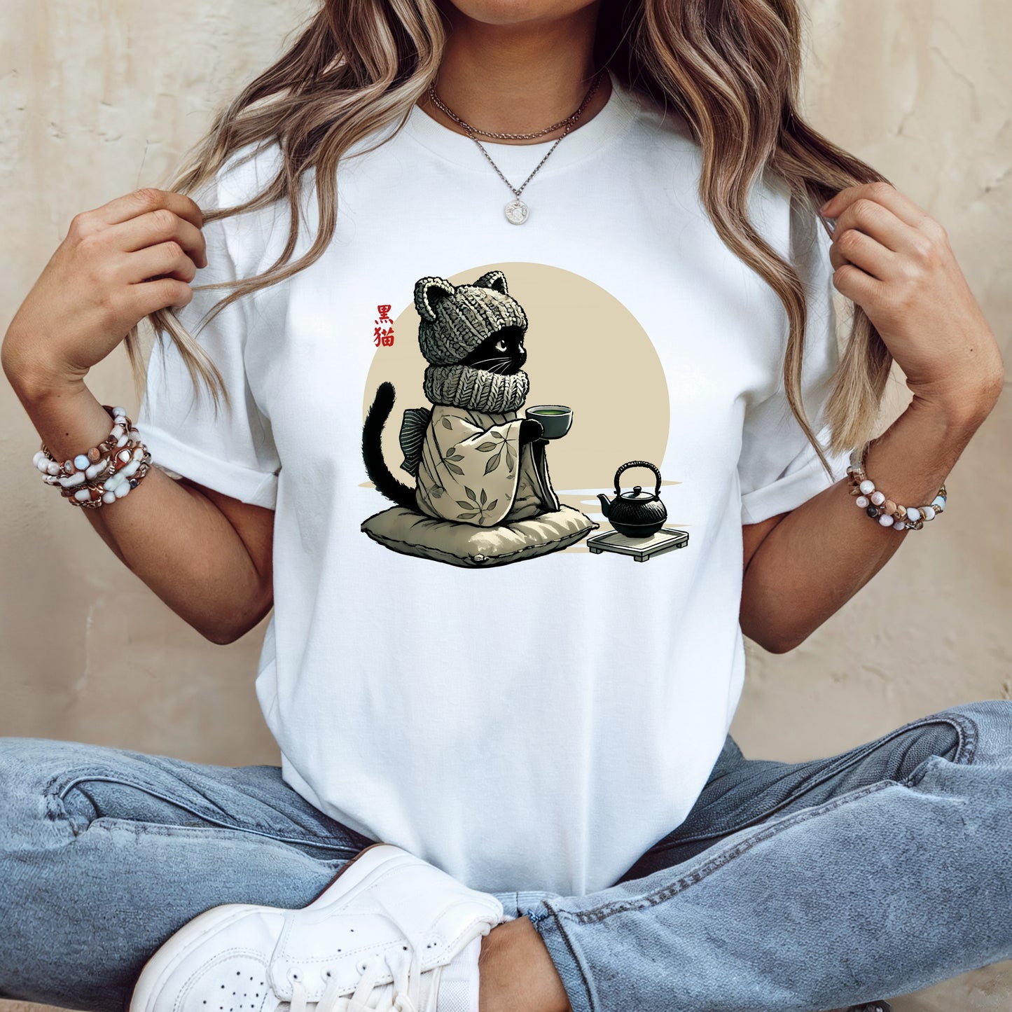 Gemütliche schwarze Katze Teezeit - T-Shirt