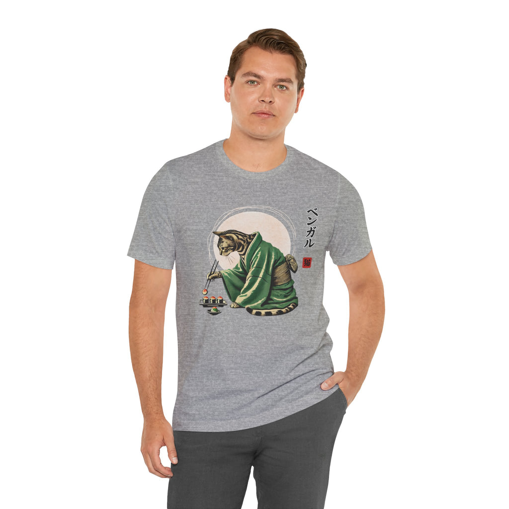 Bengalkatze im Kimono isst Sushi - T-Shirt