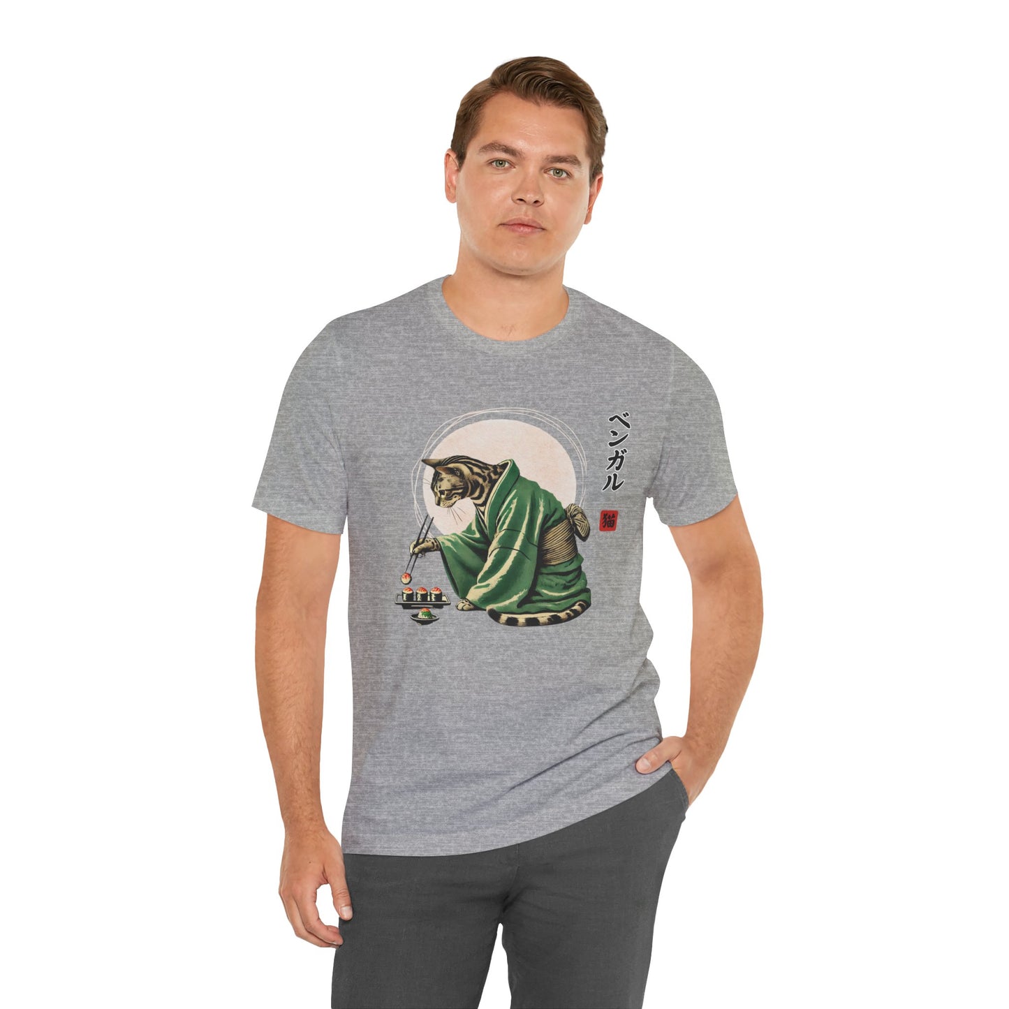 Bengalkatze im Kimono isst Sushi - T-Shirt