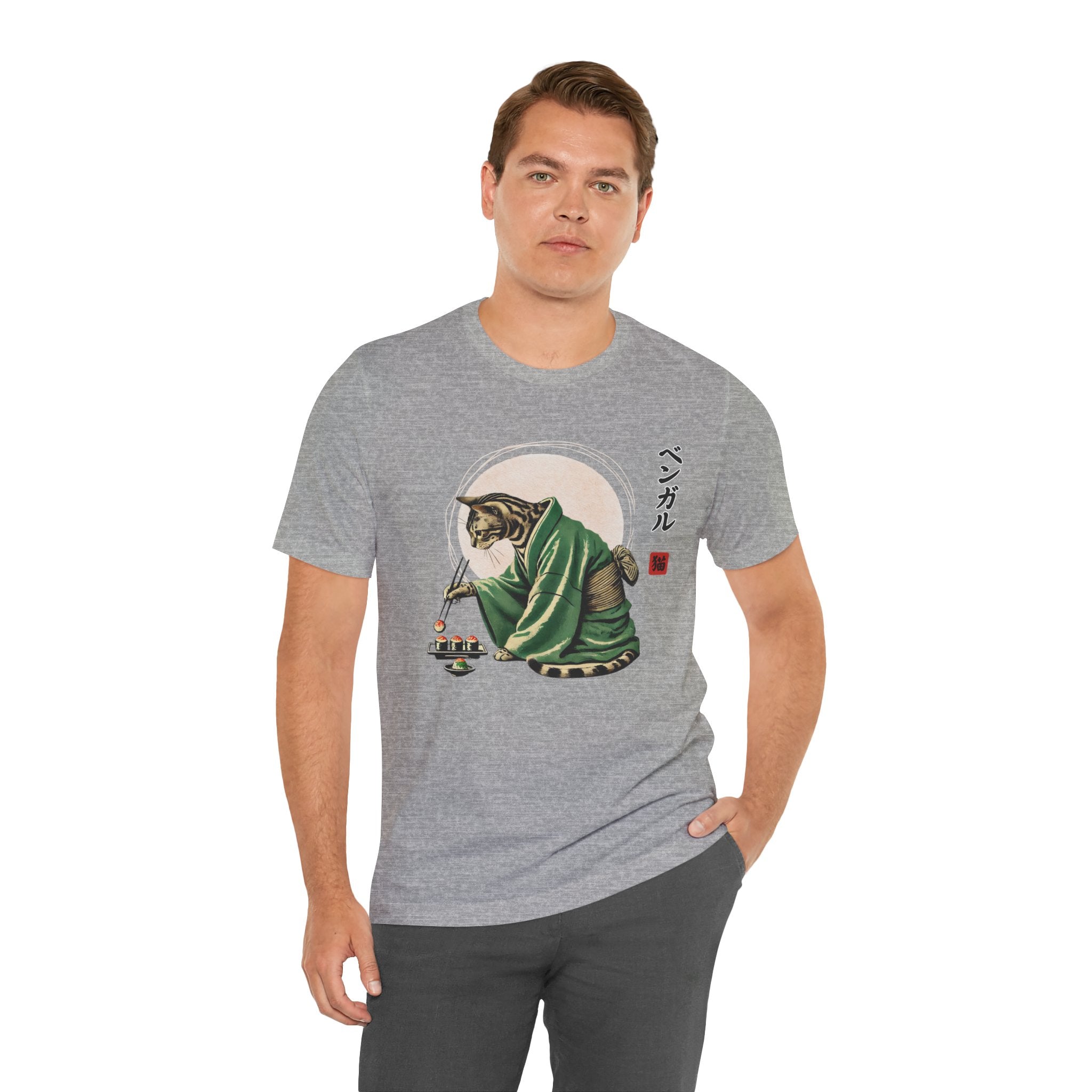 Bengalkatze im Kimono isst Sushi - T-Shirt