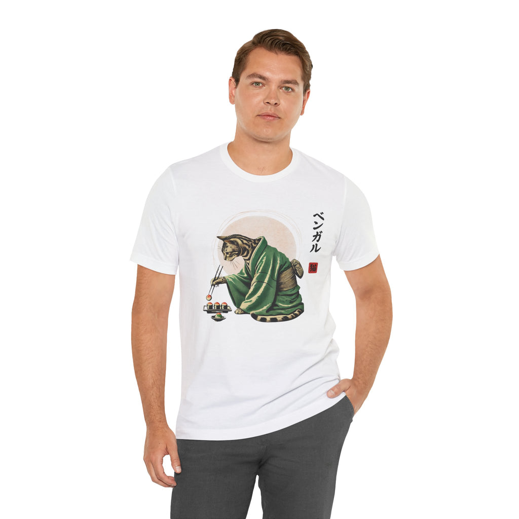 Bengalkatze im Kimono isst Sushi - T-Shirt