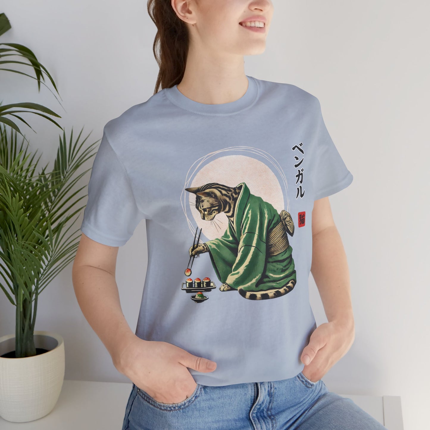 Bengalkatze im Kimono isst Sushi - T-Shirt
